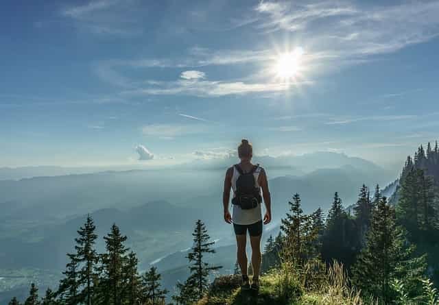 wanderer stehen frau nach oben reise abenteuer rucksack wandern berg tourist aktivität trek spitze weiblich landschaft im freien klippe rucksacktouristen erfolg himmel berggipfel zufriedenheit ausdauer reisende erfolg erfolg erfolg erfolg erfolg zufriedenheit