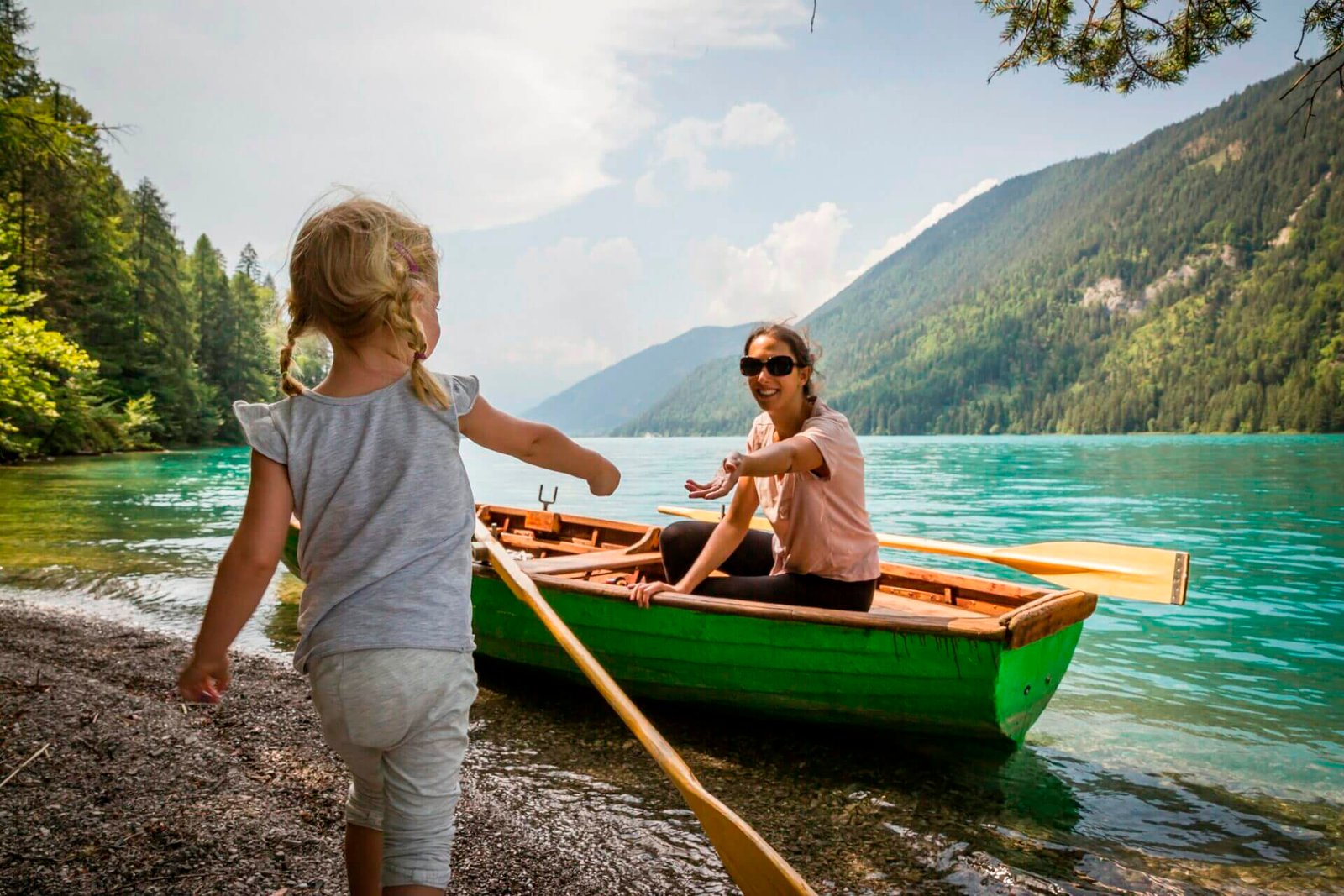 Austria, Carinthia, Weissensee, mother in rowing boat with daughter at the lakeside