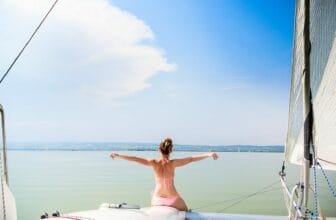 Frau mit Schiff auf den Wellen des Neusiedler See Sehenswürdigkeiten