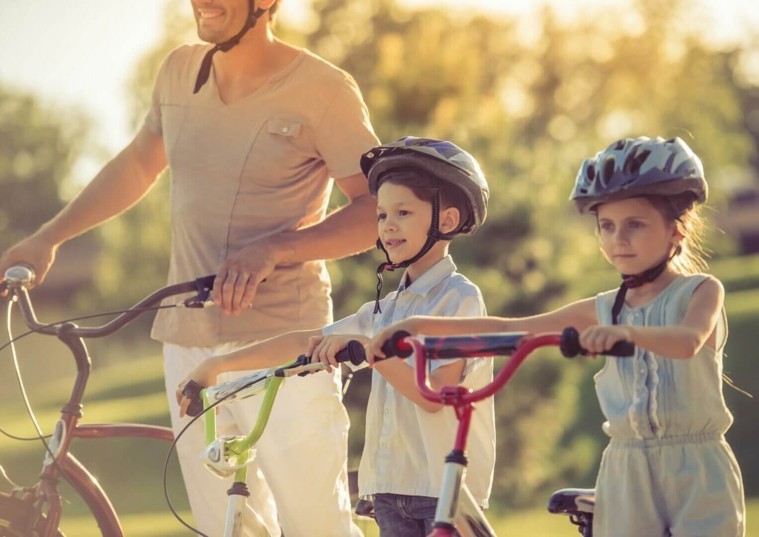 Familie fährt gemeinsam mit dem Fahrrad