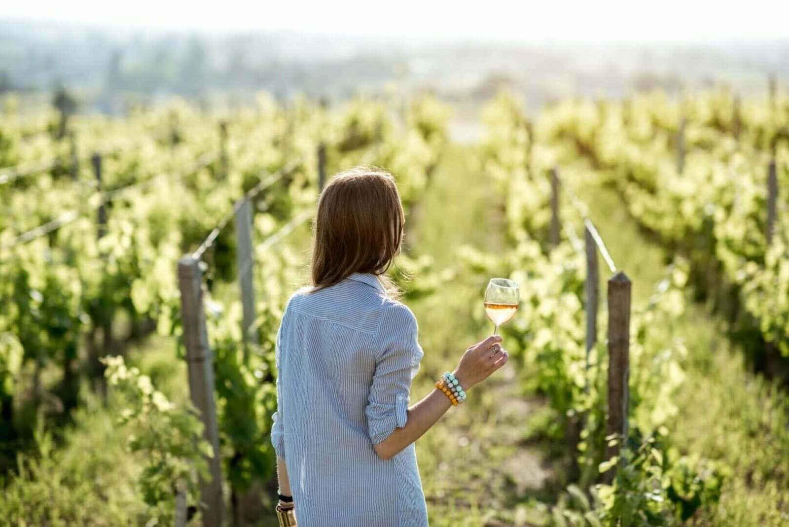 Symbolbild: Frau probiert Wein im Freien