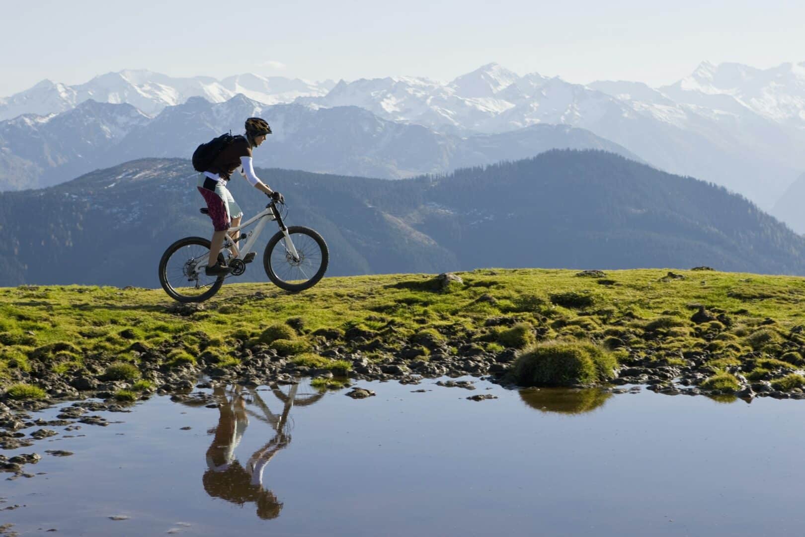 Austria, Salzburger Land, Zell am See, Woman mountain biking